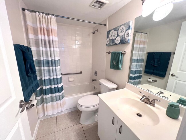 Building Photo - ** 2 BED-2 BATH FIRST FLOOR CONDO AT GLENM...