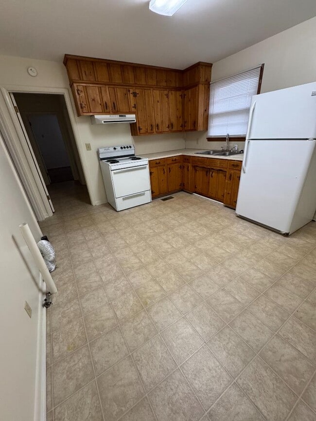 Building Photo - 208 Westhill Dr