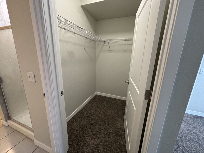 Building Photo - 1601 Kimbark St