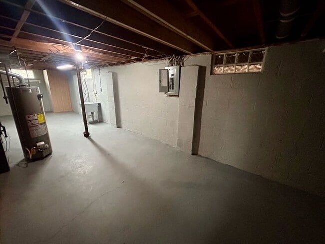 Building Photo - 5148 Fullerton Dr