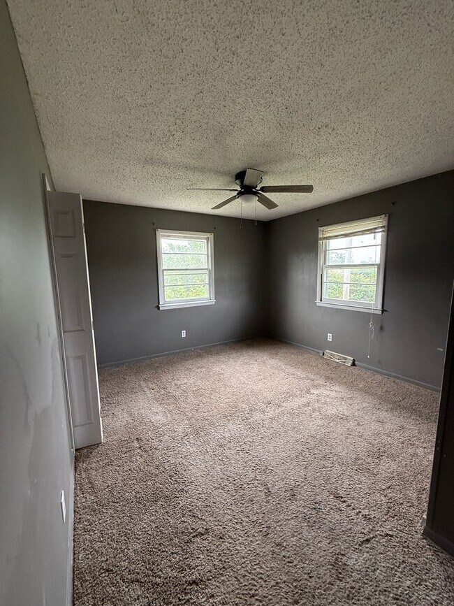 Building Photo - 3 bedroom/2 bathroom/2 car garage house