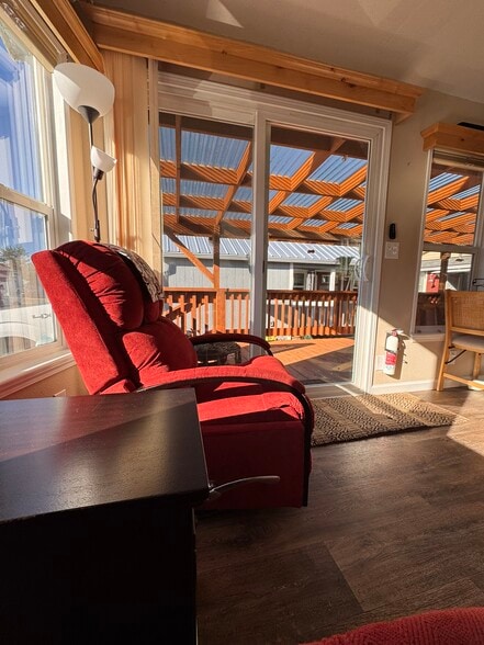 Bright and cheery living! - 11 Pond Ln