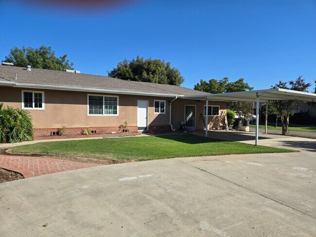 Building Photo - Country Home