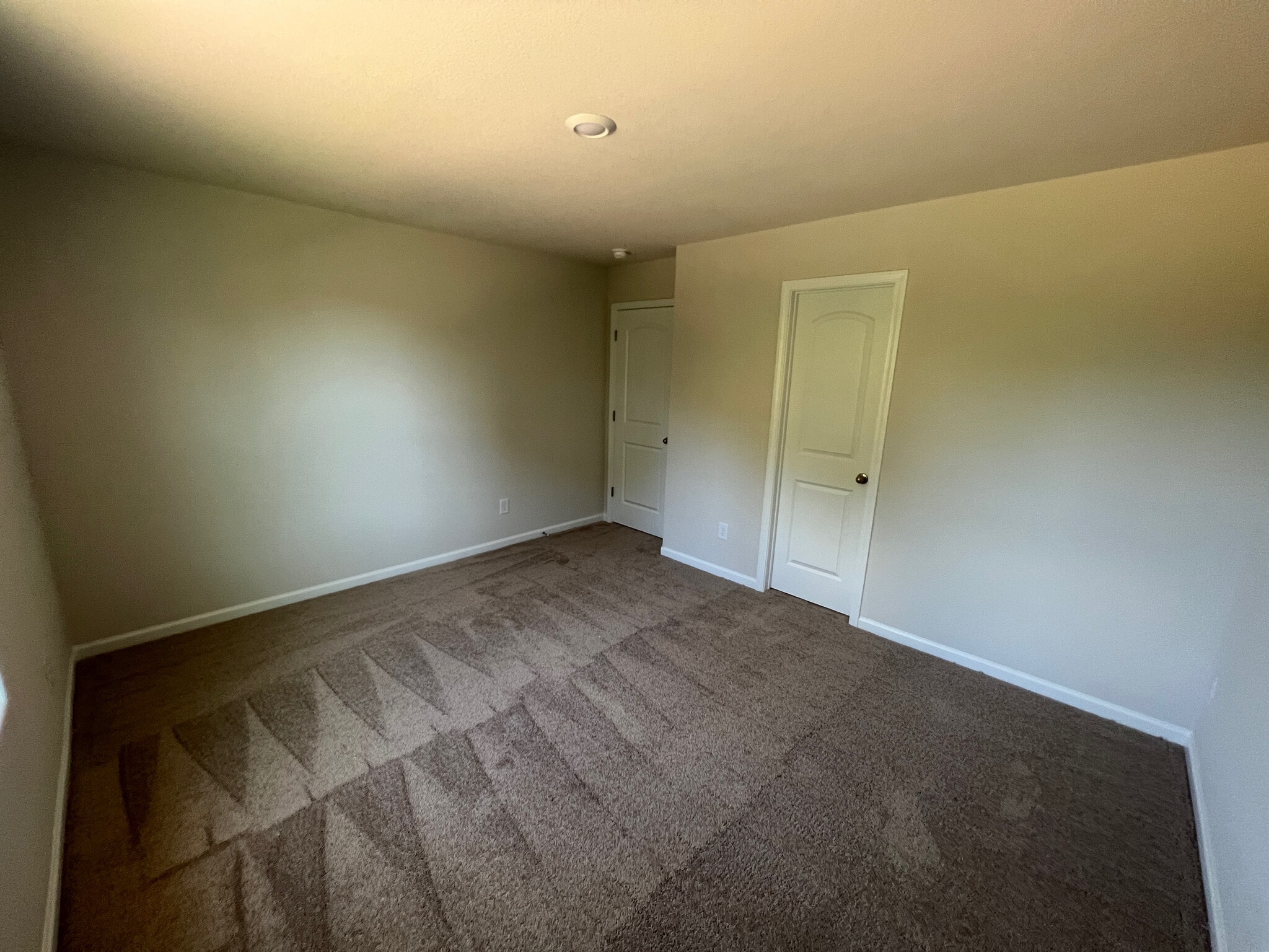 Building Photo - Room in House on Turning Lake Drive