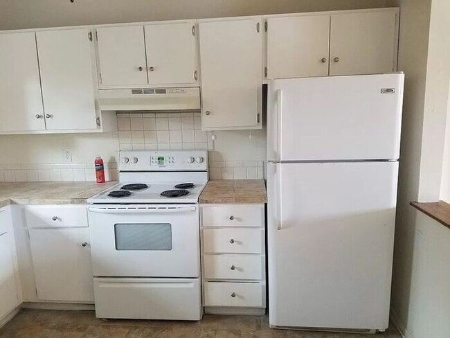 Building Photo - Beautiful 2 Bedroom Town Home! INCLUDED IN...