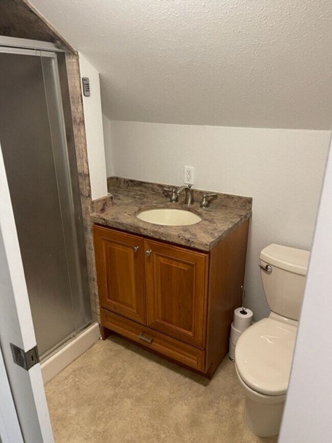 Building Photo - 1 Bedroom Suite for Lease with Washer/Dryer and Garage Spot