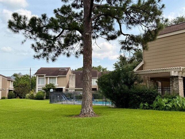 Building Photo - 11633 Village Pl Dr