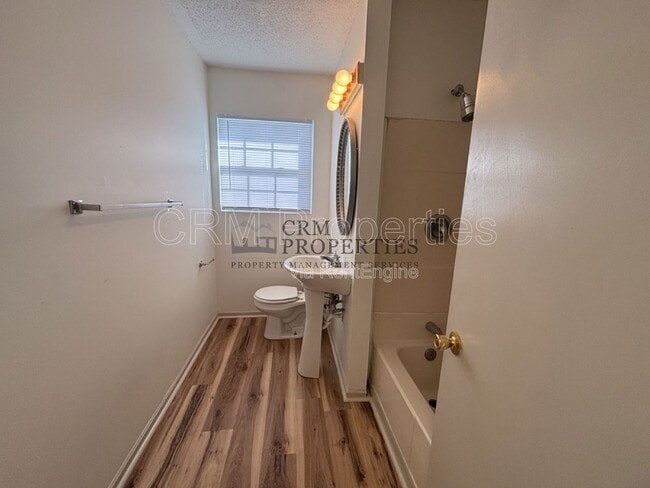 Building Photo - 1008 E Fischer St