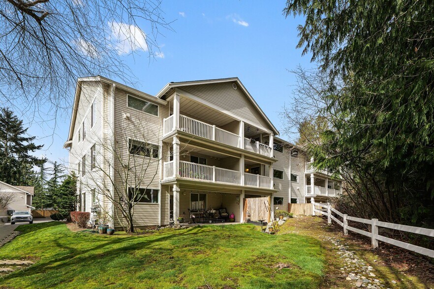 Building Photo - 15611 18th Ave W