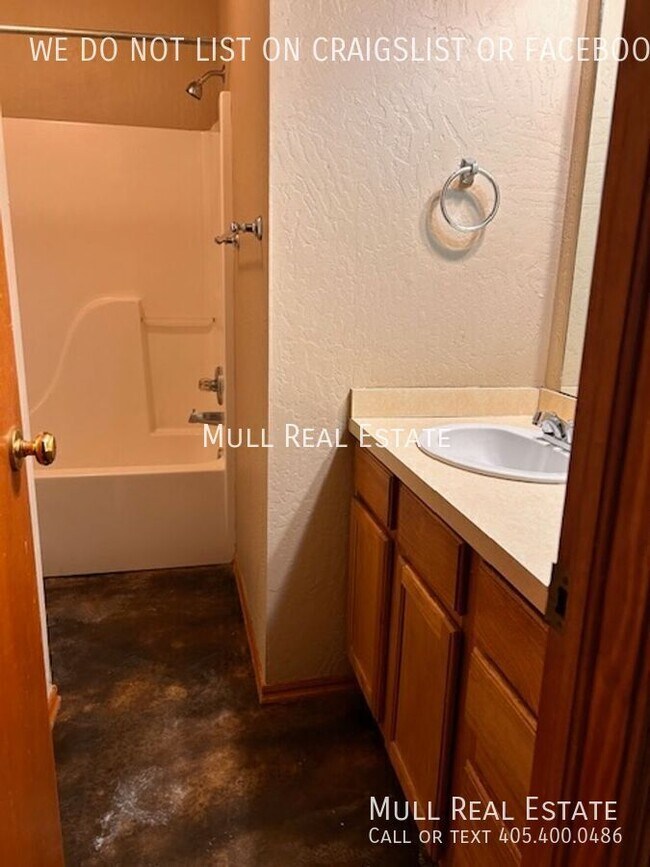 Building Photo - 2828 SE 89th Terrace