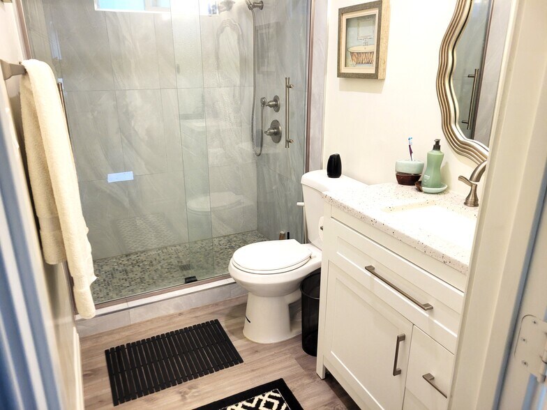 Building Photo - 211 13th St