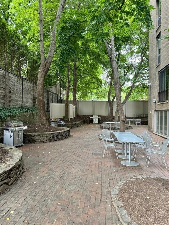 Building Photo - 33 Pond Ave