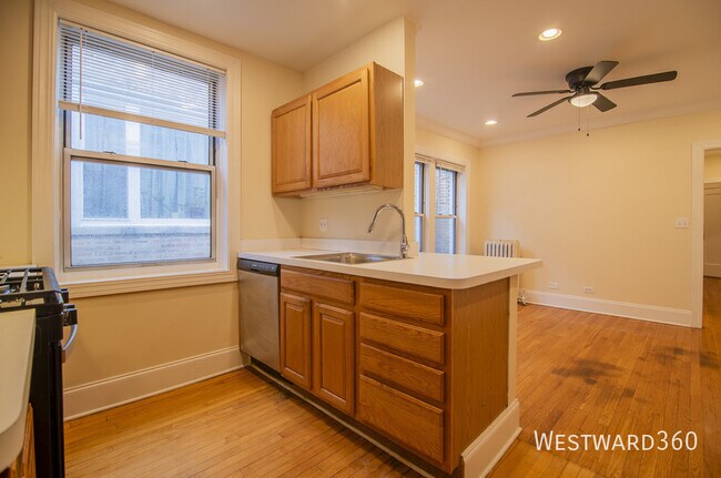 Building Photo - 7648 N Greenview-3