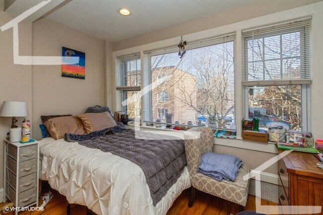 Building Photo - 9/1 No Fee! Sunny 3BR condo unit near Cleveland Circle!