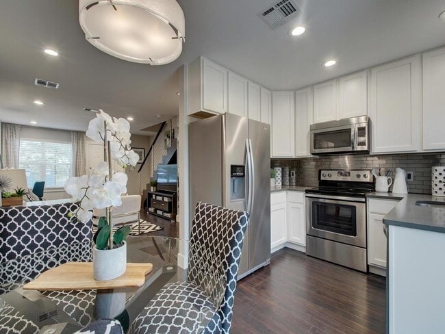 Building Photo - 202 S College St