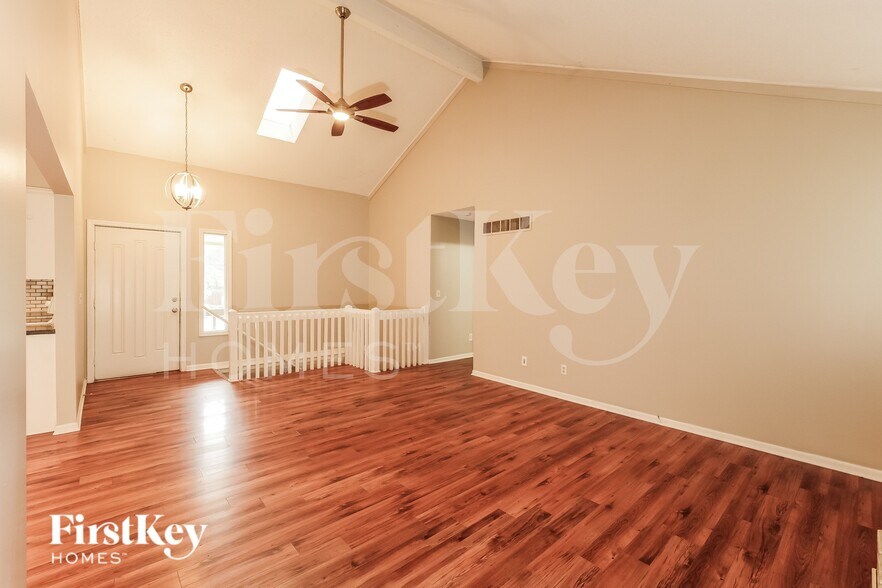 Building Photo - 804 NE Karapat Dr
