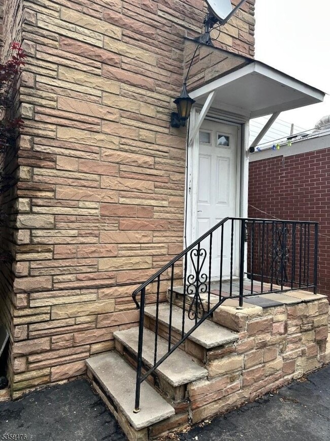 Building Photo - 1620 S Wood Ave