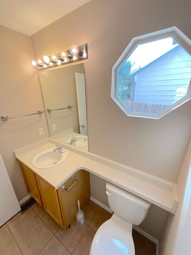 Building Photo - 4 Bedroom Home Available Near Constitution...
