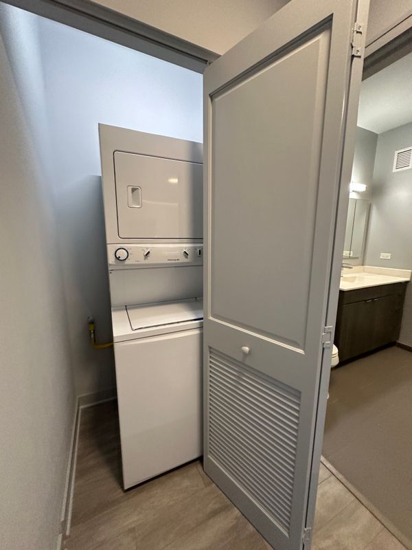 Building Photo - 1025 W Addison St