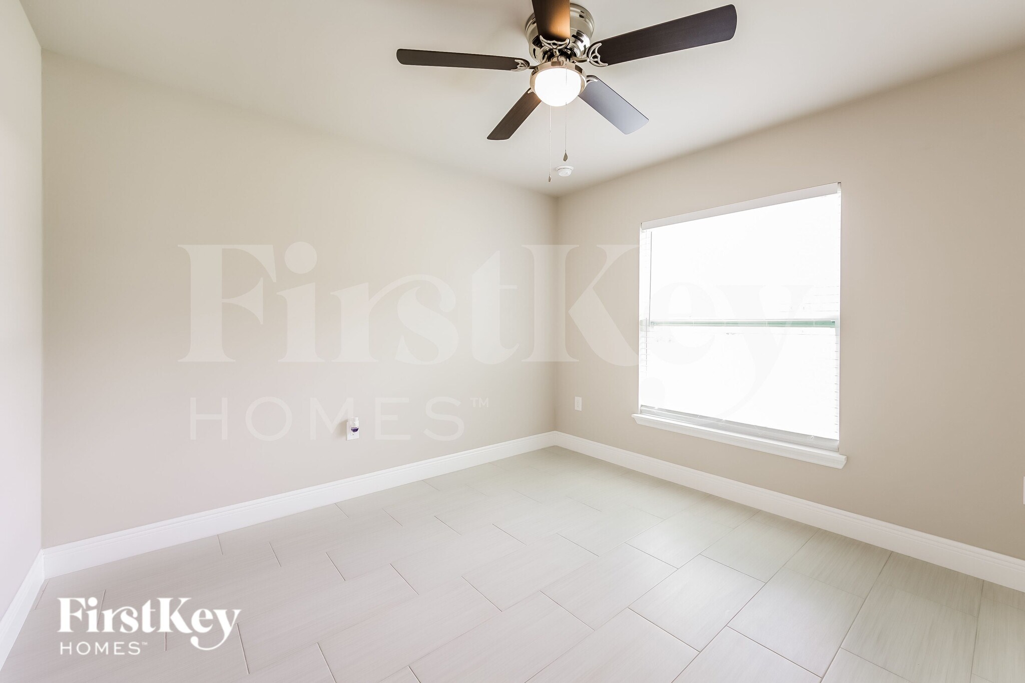 Building Photo - 845 Chezy St E