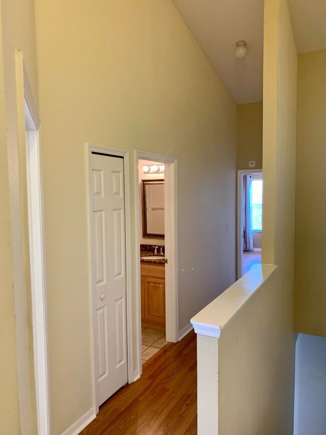 Building Photo - SPACIOUS, BEAUTIFUL 3 BEDROOM 2.5 BATH TOW...