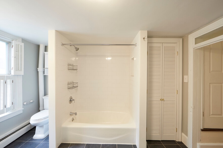 Full Bathroom 2 - 32 Garrett Ave