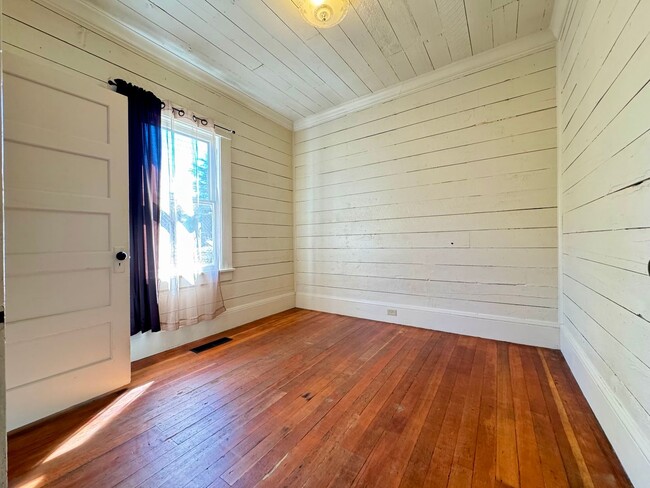 Building Photo - 2 Story home close to downtown