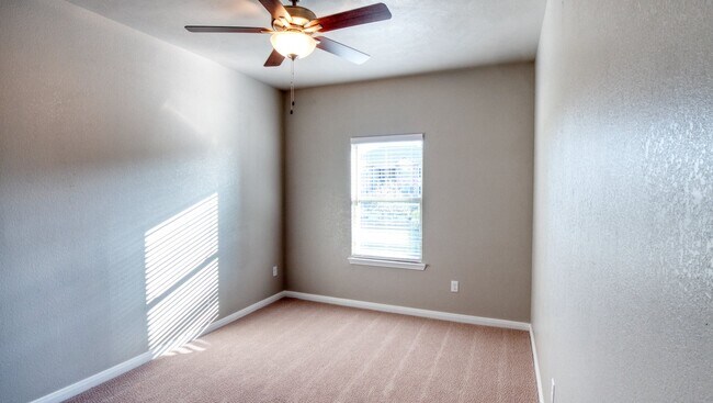 Building Photo - Spacious Townhome Available Now!