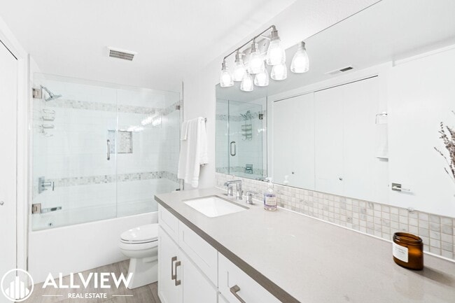 Building Photo - OCEAN VIEWS AND UPGRADED 2 BED/ 2 BATH UPP...