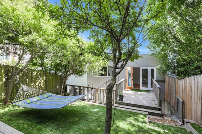 Building Photo - Charming 3 Bedroom and 2 Bath Home in Glen...