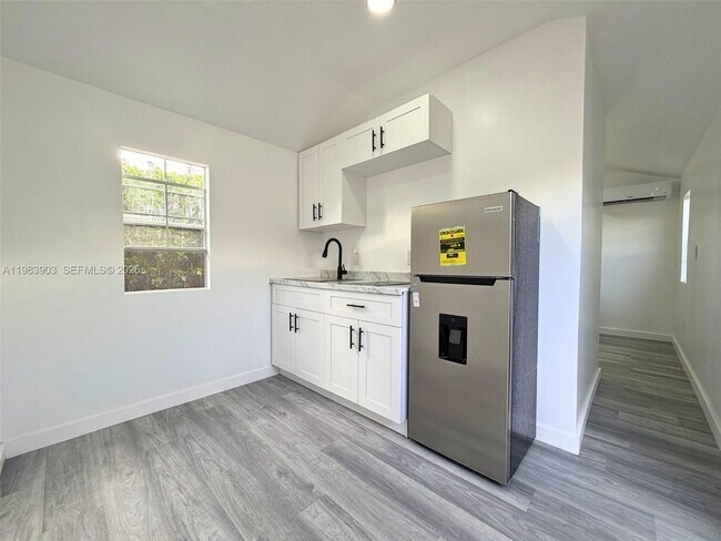 Building Photo - 9255 SW 43rd Terrace