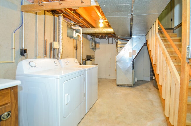 Building Photo - 825 Smits St