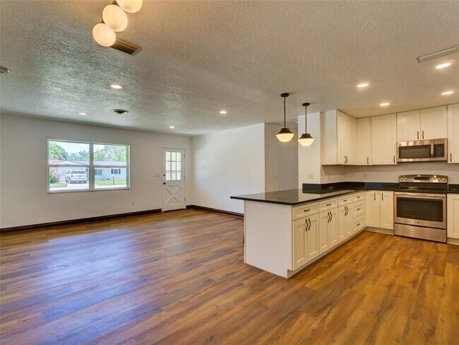Building Photo - 305 Sunset Dr