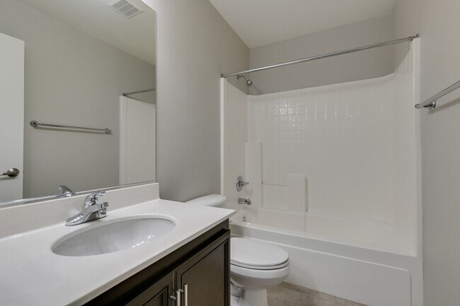 Building Photo - 2 bedroom + Den- Upgraded Flooring ready for immediate move in