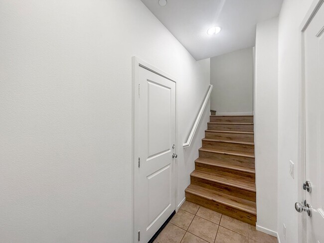 Building Photo - Great 2B/2.5BA Townhome in Escondido!