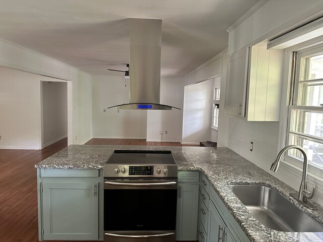 Building Photo - 1240 Longview Dr