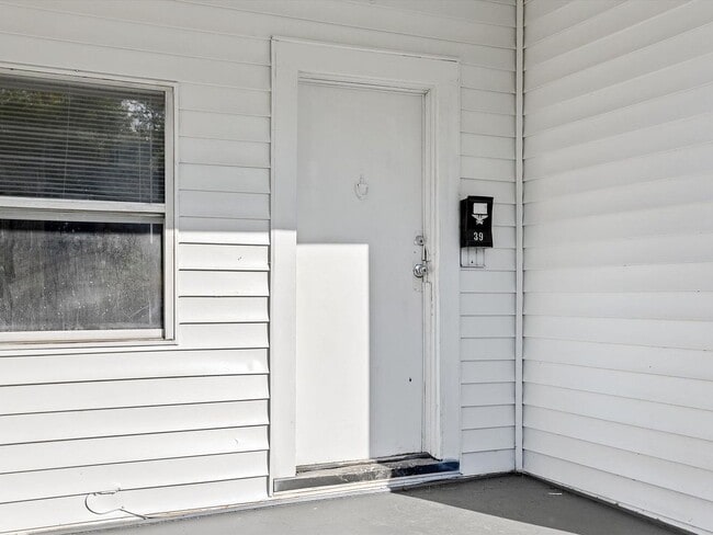 Building Photo - One Bedroom One Bath Unit Available for Im...
