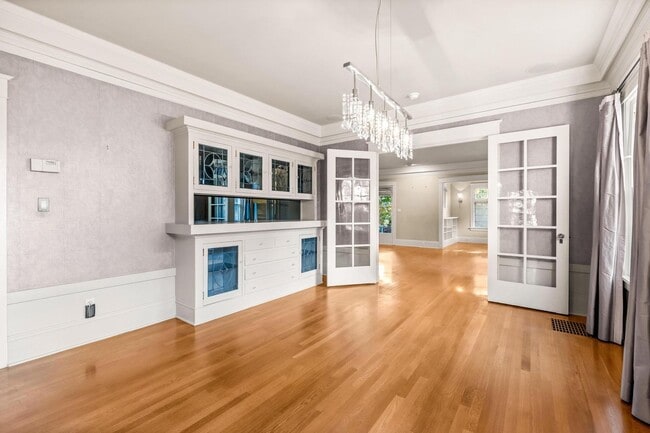 Building Photo - Elegant Grant Park Craftsman with Wine Cel...