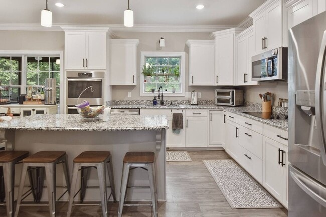 Building Photo - Dog Friendly Four Bedroom with Bonus!