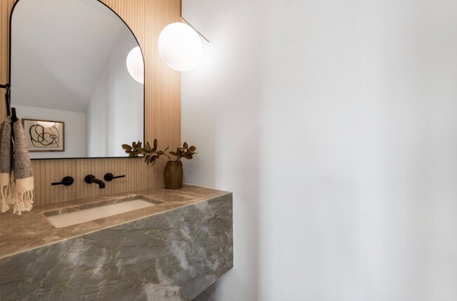 Building Photo - 537 E 19th St