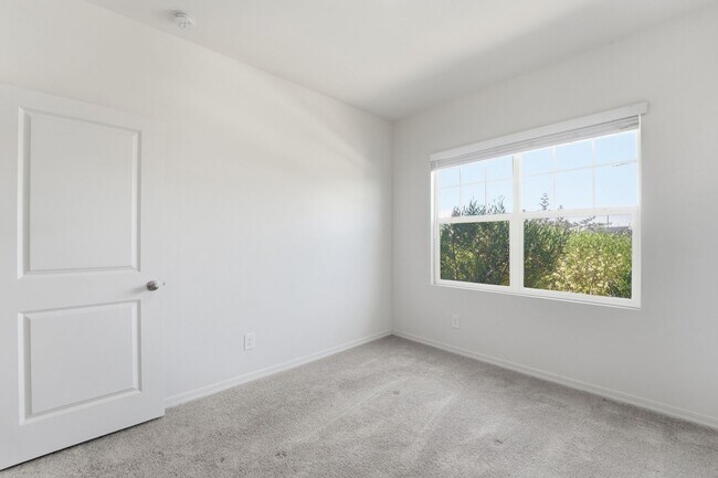 Building Photo - Modern Litchfield Park Home | 4 Bed, RV Gate + Open Kitchen