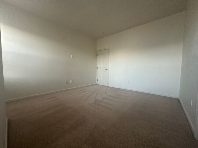 Building Photo - Reduced Price! Spacious 5 Bed, 3 Bath home...