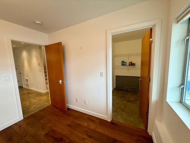 Building Photo - Beacon Hill Townhome