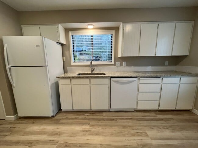 Building Photo - Spacious lower unit in refurbished duplex