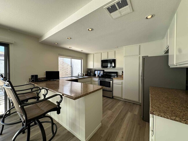 Building Photo - 2350 E Miramonte Cir