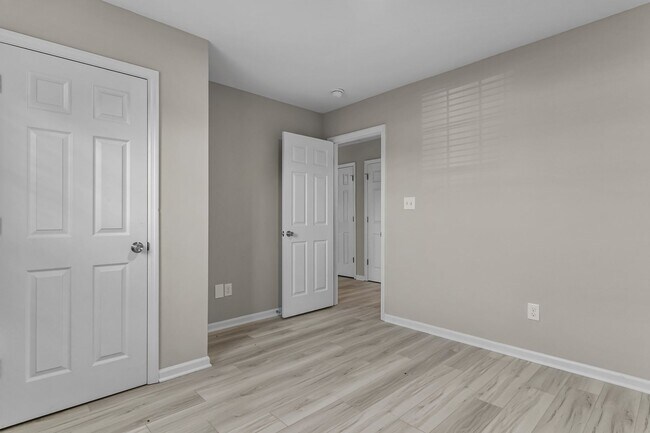 Building Photo - 1 month free rent!!!