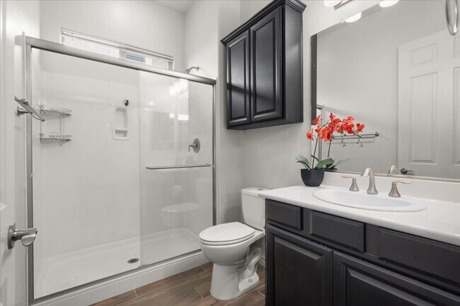 Building Photo - Fabulous Home with NexGen Sutie!