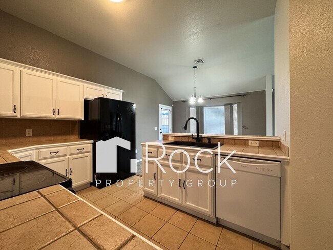 Building Photo - 4 Bedroom Home in Moore with All Appliances Included *1st Month's Rent FREE*