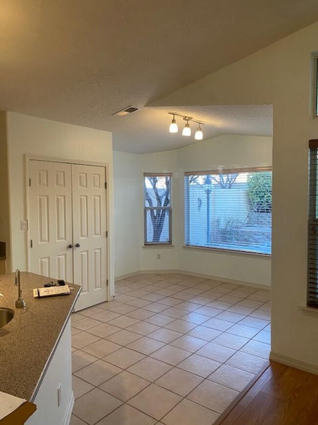 Building Photo - Really nice 3 bedroom, 2 bath home with nu...