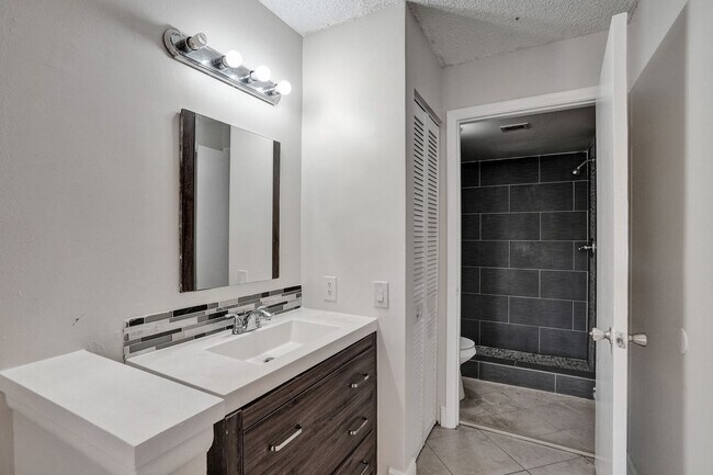 Building Photo - SPACIOUS 2 BED/2 BATH WITH BALCONY IN RESORT-STYLE COMMUNITY!